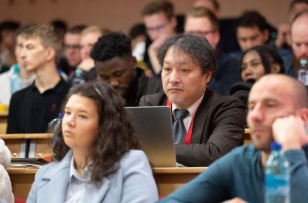 Participare internațională. În centrul imaginii este d-l profesor dr. Yoshikazu Kobayashi de la Nihon University din Japonia