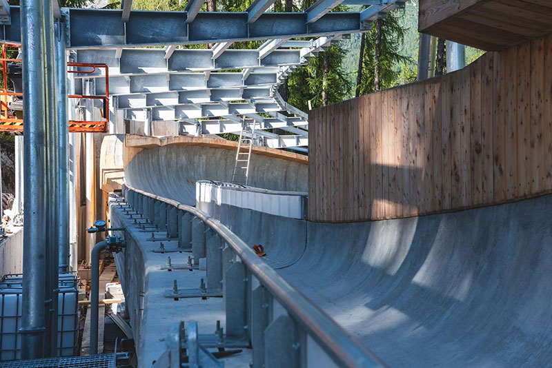 Structura metalică a pistei în timpul construcției – se observă elementele de oțel zincat termic (aspect gri-argintiu) ce susțin canalul de beton al pistei.